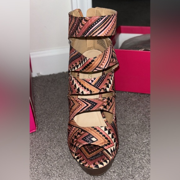 High heels, pattern zip up - Picture 2 of 4